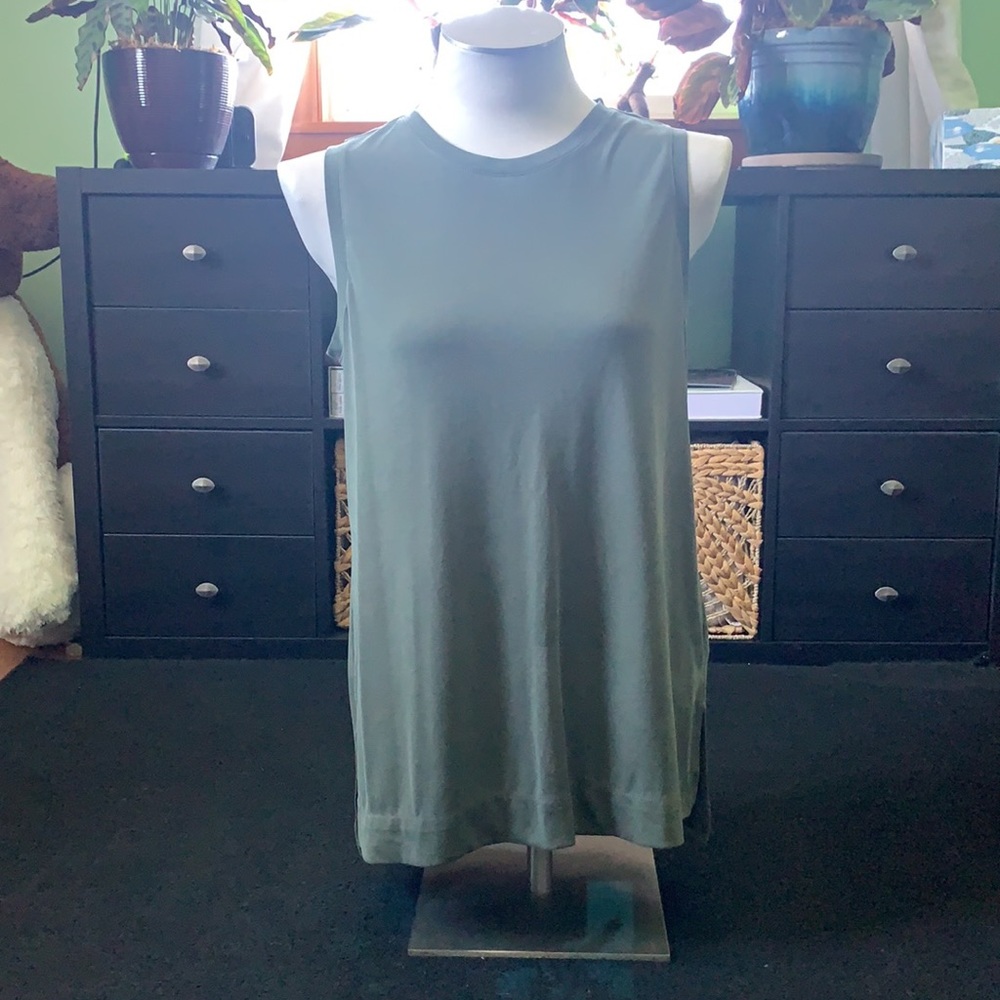Women’s Banana Republic knit tank